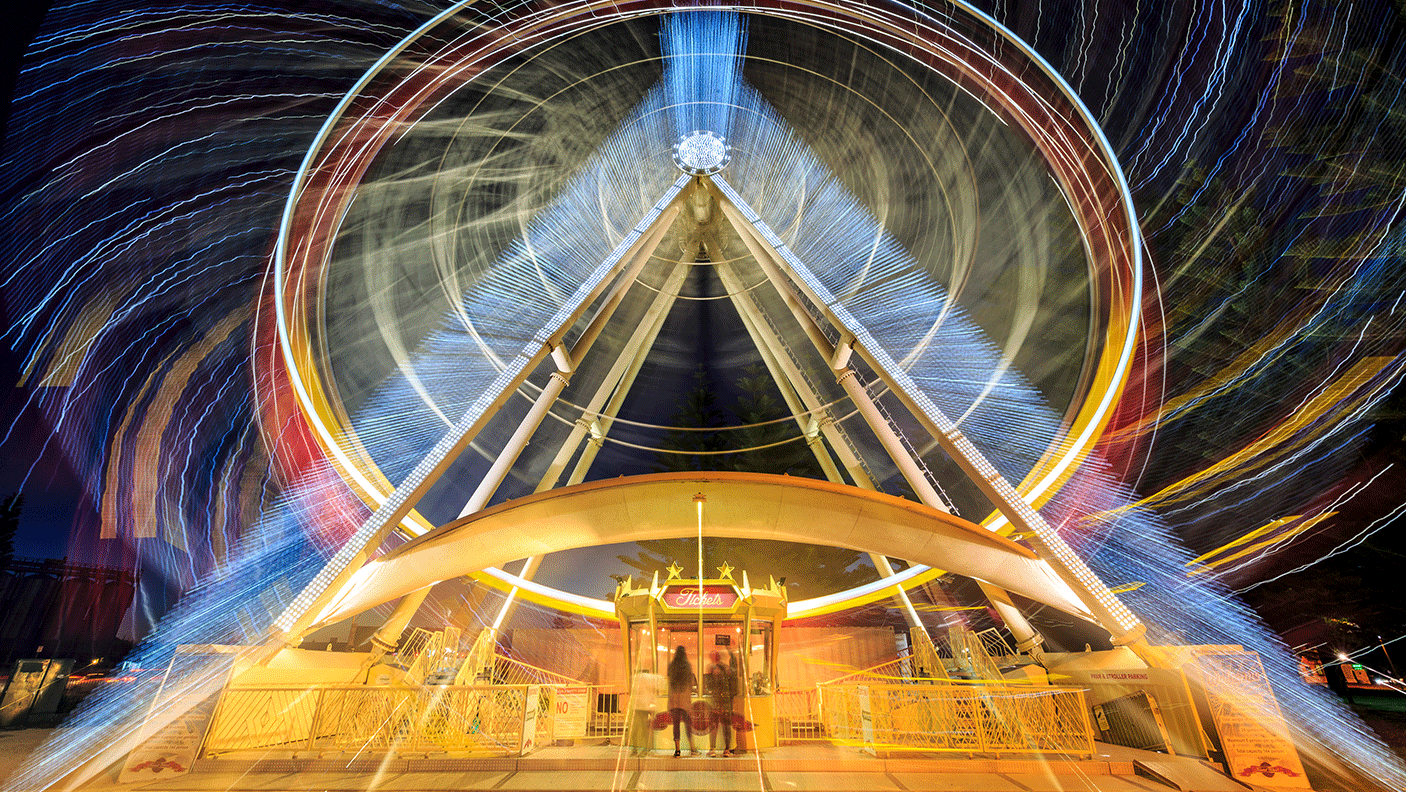 Timelapse photo of an amusement ride at night